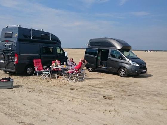 Auf Rømø: Links der Bresler DKF 541, rechts der Ford Nugget unserer Freunde